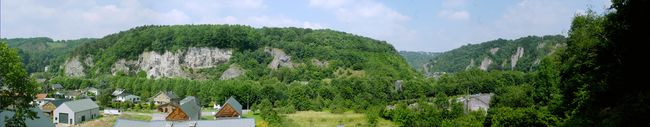 Histoire de rochers : degauche à droite : la Roche Noire, le Rocher du Lion, les rochers du Chession et du Vignoble, les rochers des Tartines. Photo panoramique prise à Comblain-au-Pont depuis le rocher du Thier Pirard. CLIQUEZ POUR AGRANDIR !